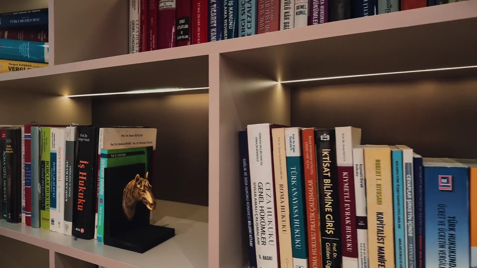 Türküm Hukuk Ofisi'nin kitaplığında iş hukuku, ticaret ve vergi hukuku kitapları